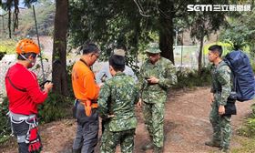 航特兵休假到台中馬崙山深夜打獵未歸疑墜崖，警消搜尋。（圖／翻攝畫面）