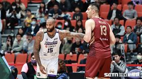 ▲「表弟」卡森斯（DeMarcus Cousins）T1初登場，防守獵鷹洋將德古拉（Samuel Deguara）。（圖／記者劉彥池攝影）