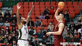 ▲「表弟」卡森斯（DeMarcus Cousins）T1初登場，防守獵鷹洋將德古拉（Samuel Deguara）。（圖／記者劉彥池攝影）