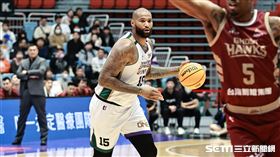 ▲「表弟」卡森斯（DeMarcus Cousins）T1初登場，持球進攻。（圖／記者劉彥池攝影）
