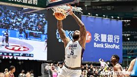 ▲「表弟」卡森斯（DeMarcus Cousins）T1初登場，雙手爆扣拿下首分。（圖／記者劉彥池攝影）