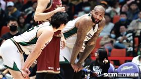 ▲「表弟」卡森斯（DeMarcus Cousins）T1初登場，在場上和隊友溝通。（圖／記者劉彥池攝影）