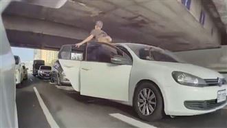 四輪猴子誕生！大馬路急停嗆聲警開罰