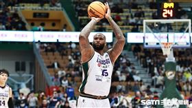 ▲「表弟」卡森斯（DeMarcus Cousins）T1初登場，首次站上罰球線2罰都沒進。（圖／記者劉彥池攝影）
