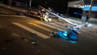 撞斷這根50萬！苗栗駕駛疑車速過快毀號誌