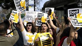 洛杉磯時報管理層宣布計劃大規模裁員，大批員工在洛杉磯市政廳前舉牌罷工。（圖／美聯社／達志影像）