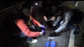 林姓男子月初強盜友人張姓男子240萬元，13日反被張男拘禁毆打，雲林縣虎尾警分局獲報後循線帶回2人，追回部分款項，全案依法送辦，檢方諭令10到15萬元不等金額交保。