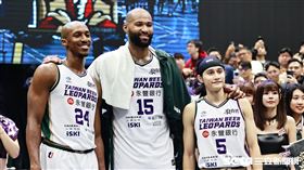 ▲「表弟」卡森斯（DeMarcus Cousins）T1初登場，賽後和隊友克羅馬 （Lasan Kromah）、高錦瑋合照。（圖／記者劉彥池攝影）