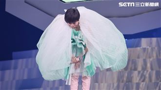 詹雅雯唱一半道歉了！深深一鞠躬攙扶下台