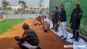 ▲統一獅春訓牛棚練投，為適應新的投球時間限制，每球以更短的15秒為限來練習。（圖／記者俞聖律攝影）