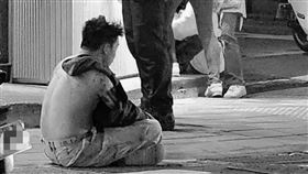 toyz當街遭超哥毆打。（圖／取自記者爆料網）