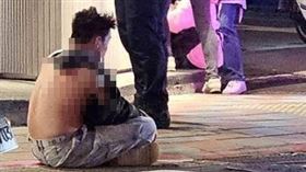 Toyz衣服遭扯爆坐路邊（圖／翻攝自臉書）