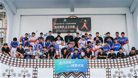 彭政閔踏上蘭嶼辦訓練營  勉球員勇敢追夢台灣火星人運動發展協會「第5屆公益棒球訓練營」2023年底前往離島蘭嶼，在椰油國小操場上舉行活動，由榮譽理事長彭政閔（後中）率領教練團指導超過40名球員，彭政閔也勉勵大家勇敢追夢。（台灣火星人運動發展協會提供）中央社記者謝靜雯傳真  113年1月20日