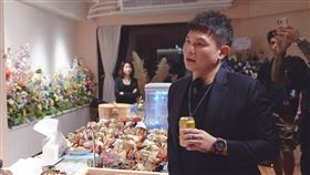 當街痛毆Toyz！超哥「超派背景」遭起底　岳父、岳母都是警界高層（圖／翻攝自超派人生）