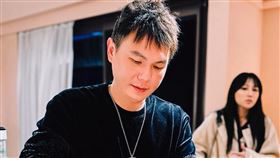 超哥「當街痛毆Toyz」前晚貼文曝光！網灌爆狠酸：突然覺得連千毅好多了（圖／翻攝自超派人生臉書)
