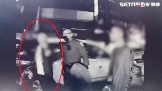 街頭拳上Toyz！　超哥遭逮上警車畫面曝光