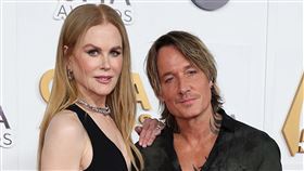 妮可基嫚穿上高跟鞋比老公凱思厄本高半顆頭。（圖／美聯社／達志影像）