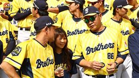 ▲2024年中信兄弟春訓第1天，前任總教練彭政閔轉戰二軍，與今年的總教練平野惠一交談。（圖／中信兄弟球團提供）