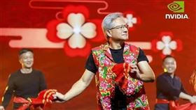 黃仁勳穿「大花背心」、扭著秧歌，中國區年會現場熱鬧滾滾。（圖／翻攝自芯智訊）