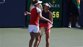 謝淑薇與比利時搭檔梅丹斯（Elise Mertens）。（圖／翻攝自臉書）