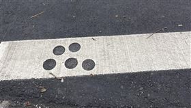 原PO好奇詢問，斑馬線上的5個圓孔是什麼用途？（圖／翻攝自路上觀察學院）