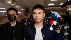 毆打Toyz，超哥複訊後5萬元交保，現身道歉，「暴力就是不對，我會負起責任」。（圖／記者鄭孟晃攝影）