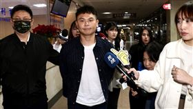 毆打Toyz，超哥複訊後5萬元交保，現身道歉，「暴力就是不對，我會負起責任」。（圖／記者鄭孟晃攝影）