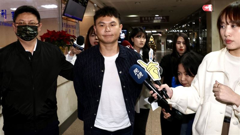 老婆搭保時捷接他　超哥交保切割警界岳母