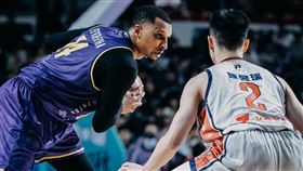 ▲艾夫伯替球隊貢獻21分、6籃板，但末節遭驅逐導致追分無力。（圖／新竹御頂攻城獅提供）