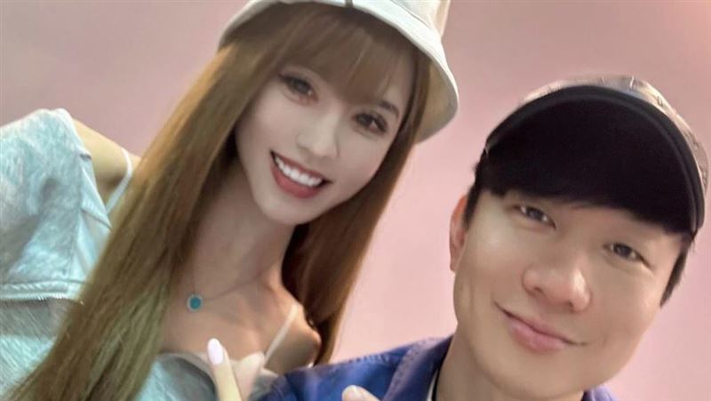 女星看展覽巧遇林俊傑！轉角相見合照成功