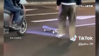 男玩滑板自摔　「滑板」奔路中央遭車壓