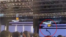 慶祝公司25週年！大老闆「搭鐵籠登場」下秒墜落慘死　驚悚畫面全曝光（圖／翻攝自推特）
