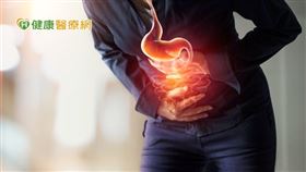 中醫診所主治醫師康涵菁中醫師說明，近八成的胃潰瘍與幽門桿菌感染相關，而其他像是常使用非類固醇類消炎止痛藥物、長期處於壓力狀態，以及錯誤的飲食習慣，也都是可能導致胃潰瘍的原因。