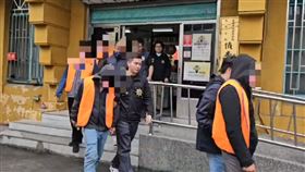 買賣糾紛談判不成亮槍恐嚇，中市警逮人送辦，圖/翻攝畫面