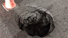 《夜間路面現坑洞 警即派員現場管制以維行經車輛安全》▲（圖／楠梓警分局提供）

