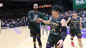 台啤雲豹後衛蔣淯安與外援卡森斯賽後擊掌。（圖／T1聯盟提供）