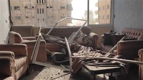 飽受以色列無情轟炸的加薩民房自10月7日巴勒斯坦武裝組織「哈瑪斯」突襲以色列後，以色列即對加薩走廊展開一系列的報復性空襲轟炸。許多加薩人民已在這一個半月的戰爭期間流離失所或失去生命。11月27日，堅定支持以色列的美國總統拜登表示，由於以哈停火期間成功延長，使得人道援助獲得重大發展，並隨即發出美國軍機將運送人道援助至加薩的消息。（加薩民眾提供）中央社記者施婉清傳真  112年11月29日