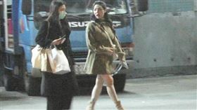 熊熊下工後與經紀人一起走出電視台，即將臨盆的她，四肢依舊纖細，還踩著高跟靴，狀態相當好。（圖／本刊攝影組）