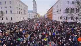 慕尼黑發生大規模的反極右抗議活動，自周五以來約有 140 萬人集會。／圖片來源：@Joyce_Karam X平台