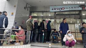 民眾清晨5時就來排隊，就為買龍年套幣。（圖／記者王翊綺攝影）