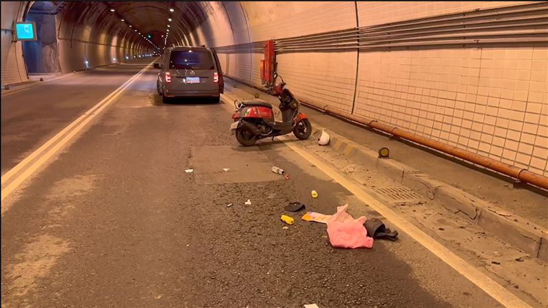 機車萬里隧道自撞　女乘客噴飛送醫不治