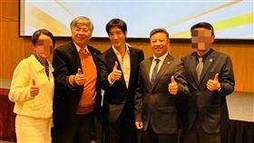 王力宏（中）與輔大校長江漢聲（左二）、新任輔大校長藍易振（右二）等人合影。（讀者提供）

