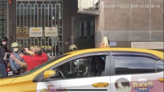 悍婦放下三角錐　換拿機車大鎖痛毆紅衣男