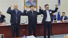 ▲傅崐萁拉起韓國瑜、江啟臣的手宣布將支持韓江配。（圖／翻攝自王鴻薇臉書）