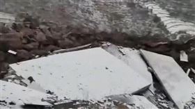 中國雲南山崩活埋47人！目擊者嚇抖「整座山全垮下來」：4親戚睡覺遇難。（圖／翻攝自極目新聞微博）