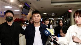 毆打Toyz，超哥複訊後5萬元交保，現身道歉，「暴力就是不對，我會負起責任」。（圖／記者鄭孟晃攝影）