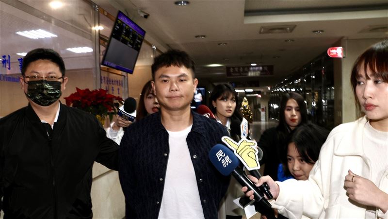 超哥交保喊超派鐵拳！女記者反應全場愣了