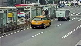 北市陳姓司機為了避免撞上前方事故車輛而緊急煞車，造成車上7名乘客輕傷送醫。（圖／翻攝畫面）