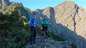 《赤心巔峰》越野跑者古明政（右）和周青（左）以八天半完成中央山脈大縱走最速紀錄。（圖／活水文化事業有限公司提供）