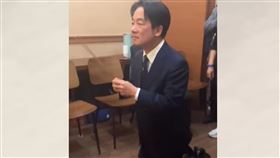  準總統賴清德19日下午到享壽95歲的舅媽童許快靈前上香、行跪拜大禮。（翻攝公子沈YOUTUBE影片）